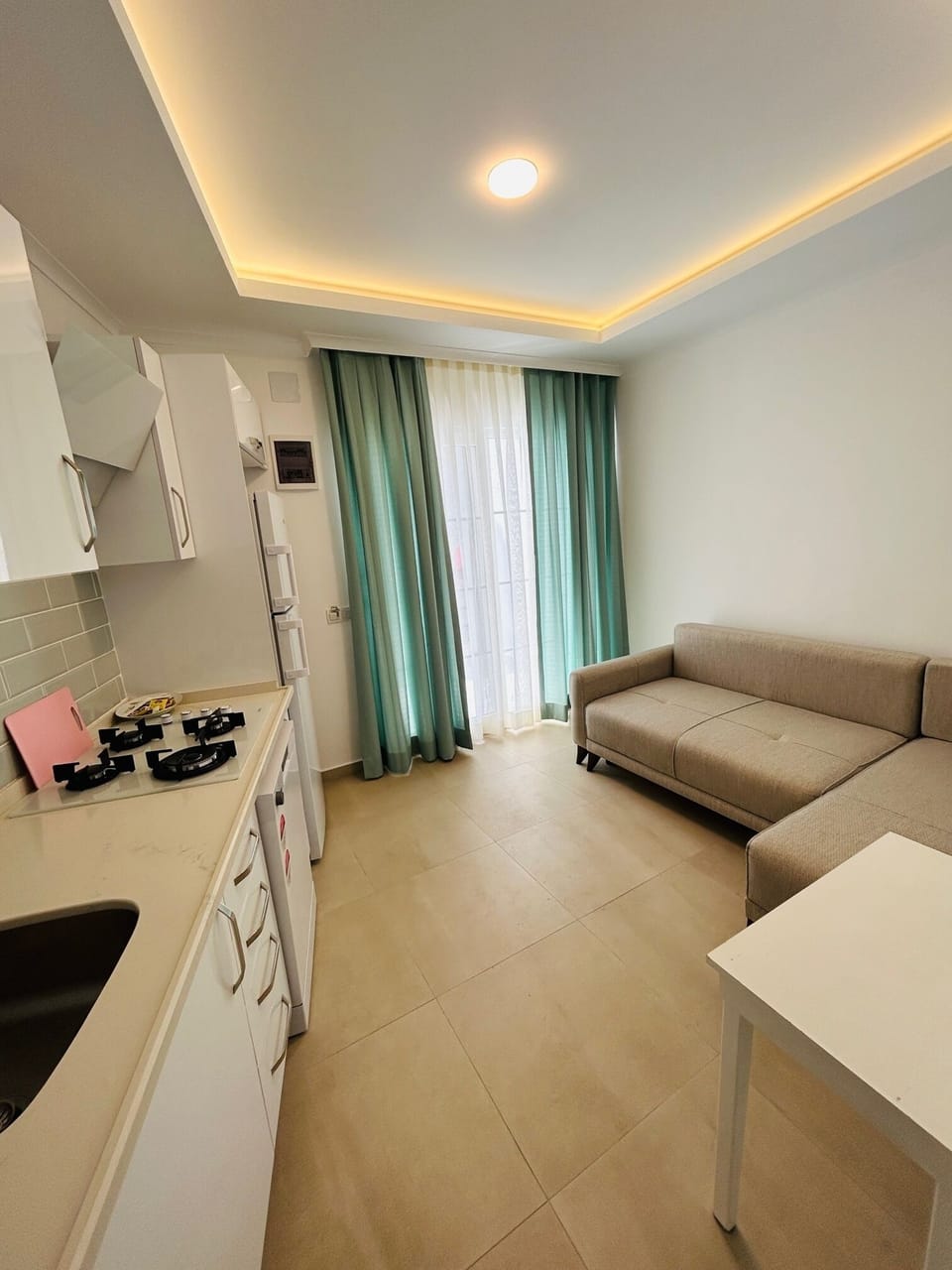 Design Suite | Living area | 32-inch TV with premium channels