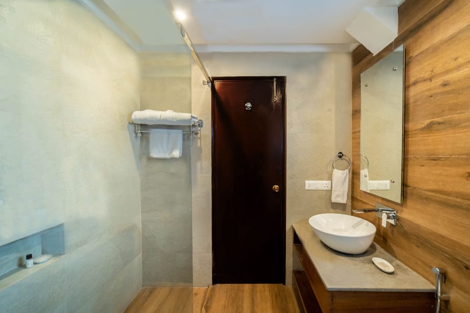 Two Bedroom Cottage with Private Garden | Bathroom | Shower, rainfall showerhead, hair dryer, bidet