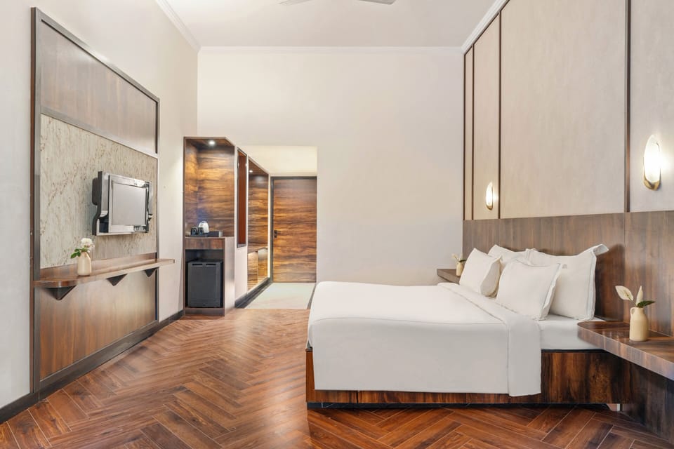 Deluxe Room | Down comforters, minibar, in-room safe, desk
