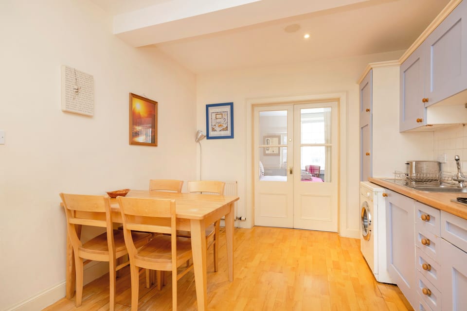 Apartment (2 Bedrooms) | Private kitchen | Electric kettle, cookware/dishes/utensils