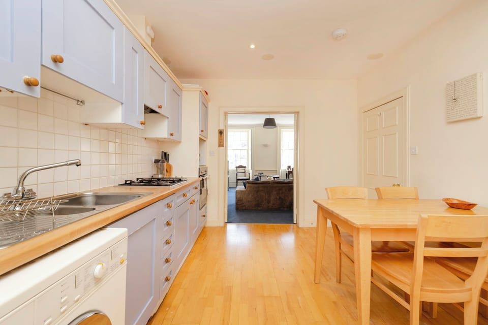 Apartment (2 Bedrooms) | Private kitchen | Electric kettle, cookware/dishes/utensils