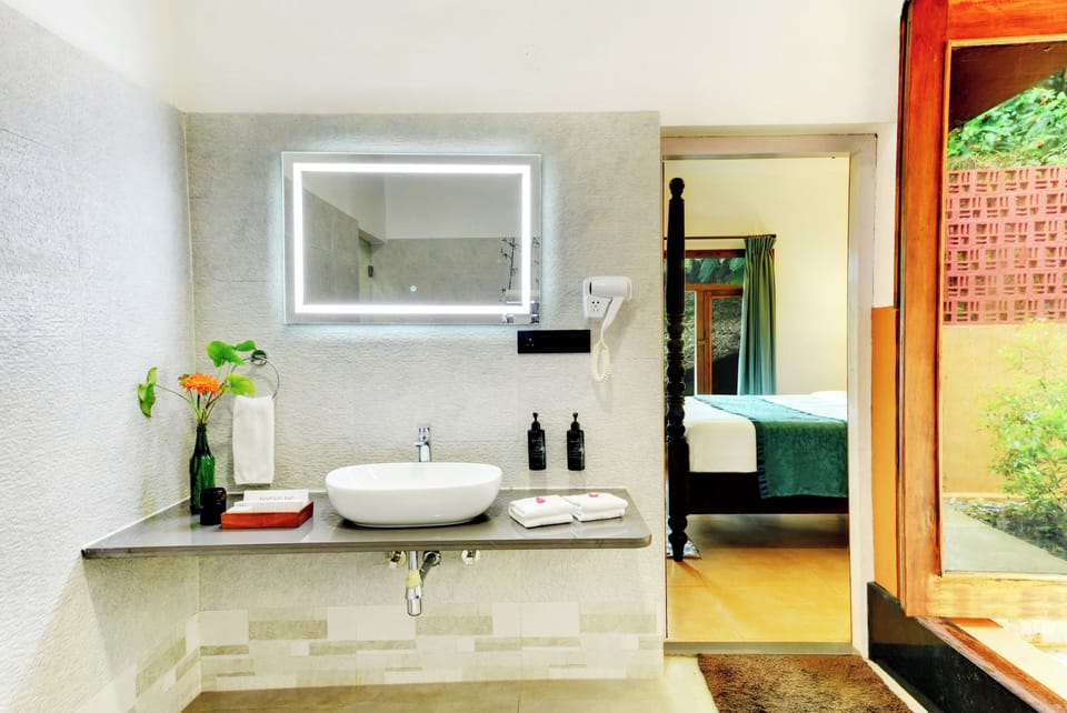 Romantic Studio Suite | Bathroom | Free toiletries, hair dryer, slippers, towels