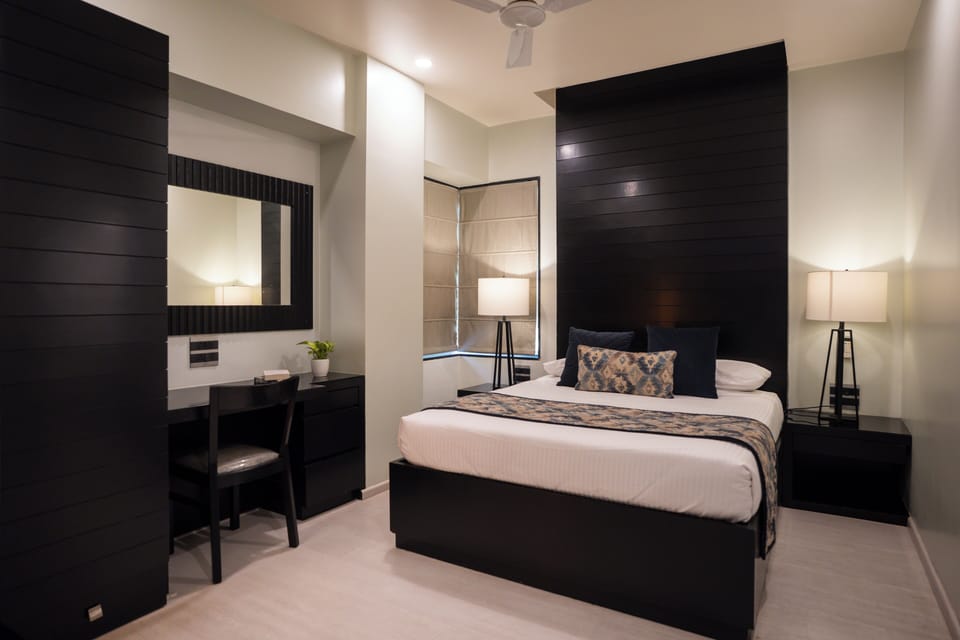 Suite Room | Minibar, in-room safe, desk, laptop workspace