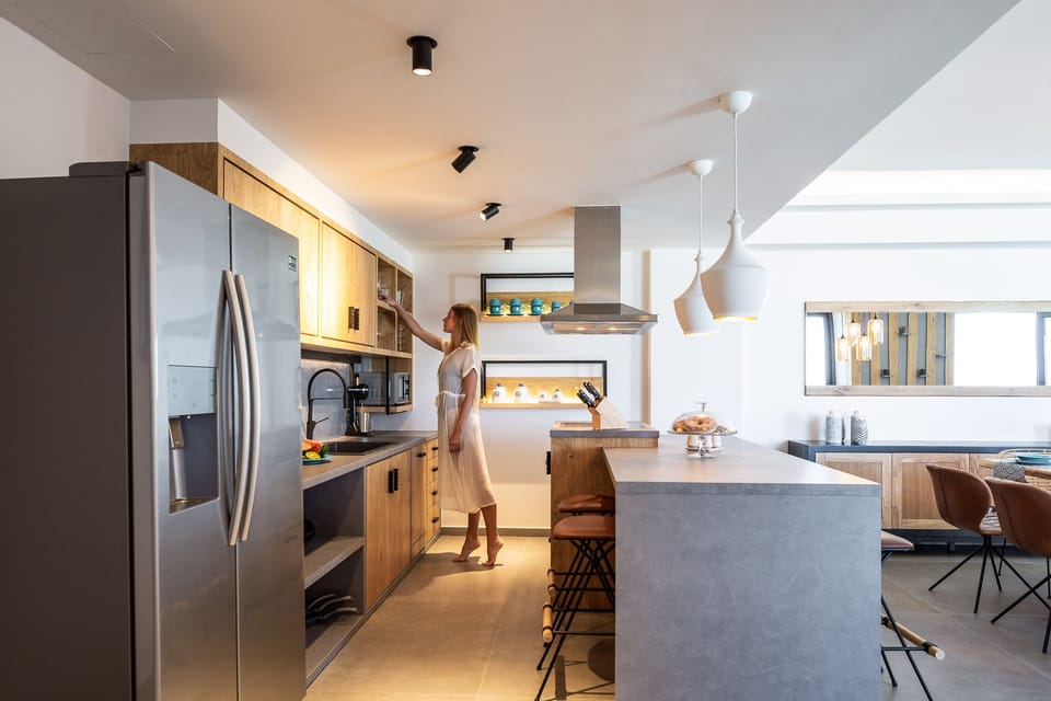 Open plan fully equipped kitchen! 