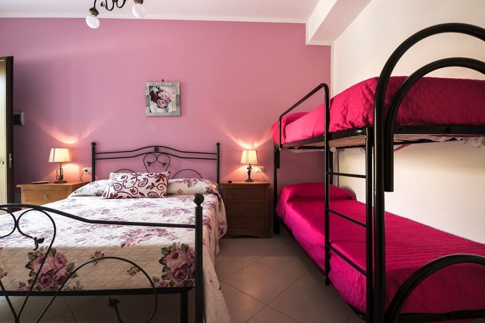 Classic Quadruple Room | Desk, cribs/infant beds, rollaway beds, free WiFi