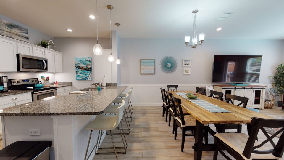 Breakfast Bar with Seating for 4