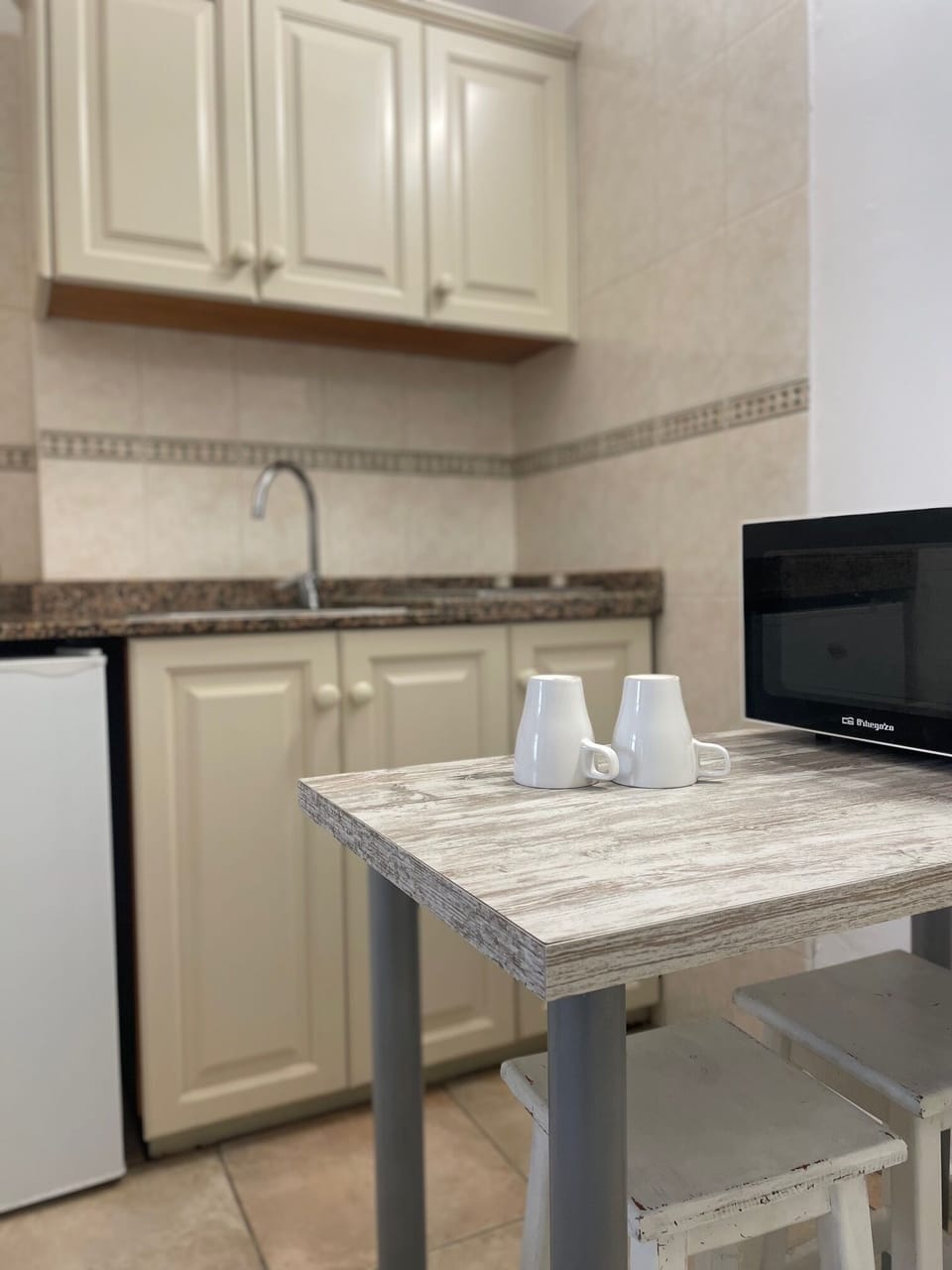 Economy Twin Room, City View | Private kitchen | Fridge, stovetop, coffee/tea maker, cookware/dishes/utensils