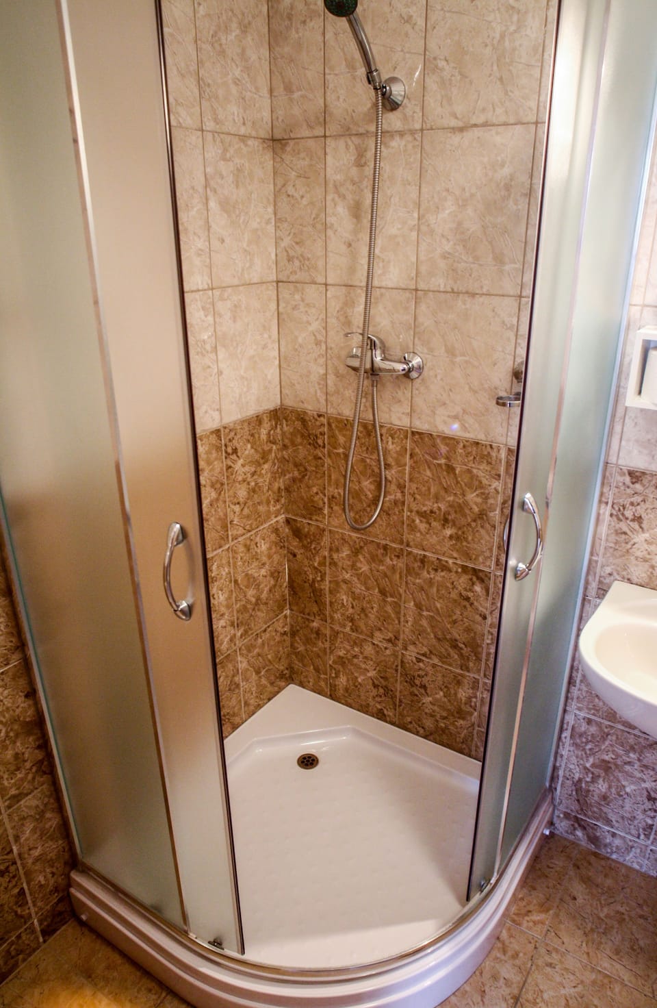 Standard Double Room | Bathroom shower