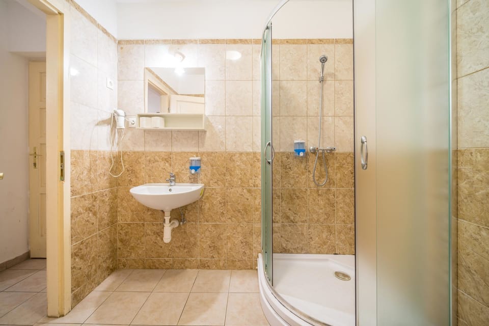 Standard Double Room | Bathroom | Shower, hair dryer, bidet, towels