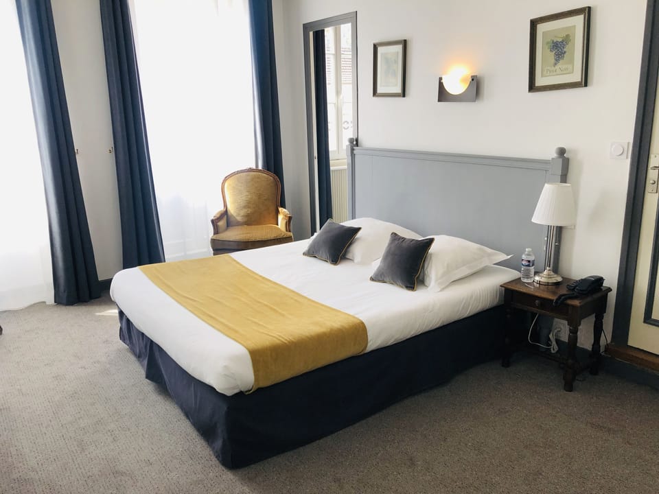 Triple Room | Desk, soundproofing, iron/ironing board, free WiFi