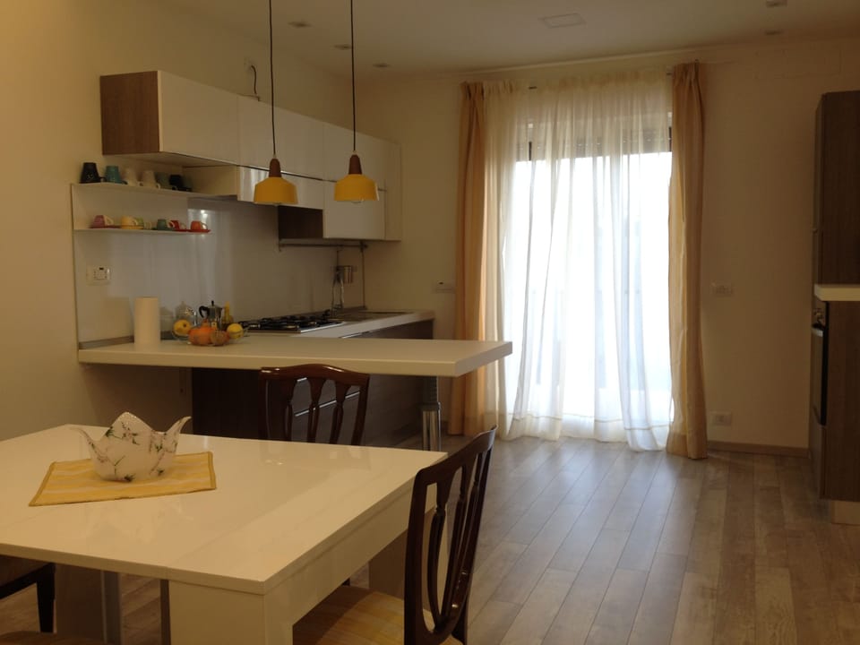 Full-size fridge, microwave, oven, stovetop