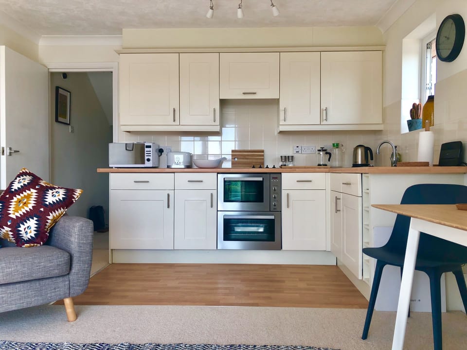 Apartment, 1 Bedroom | Shared kitchen | Full-size fridge, microwave, oven, stovetop