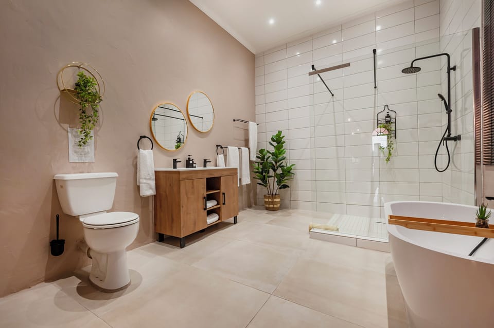 Premium Room | Bathroom | Shower, rainfall showerhead, free toiletries, hair dryer (on request)