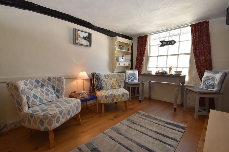 Flat-screen TV, fireplace, DVD player