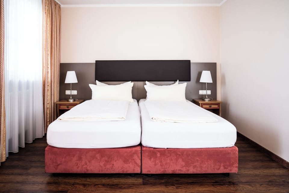 Double Room, City View | Desk, WiFi (free), bed sheets