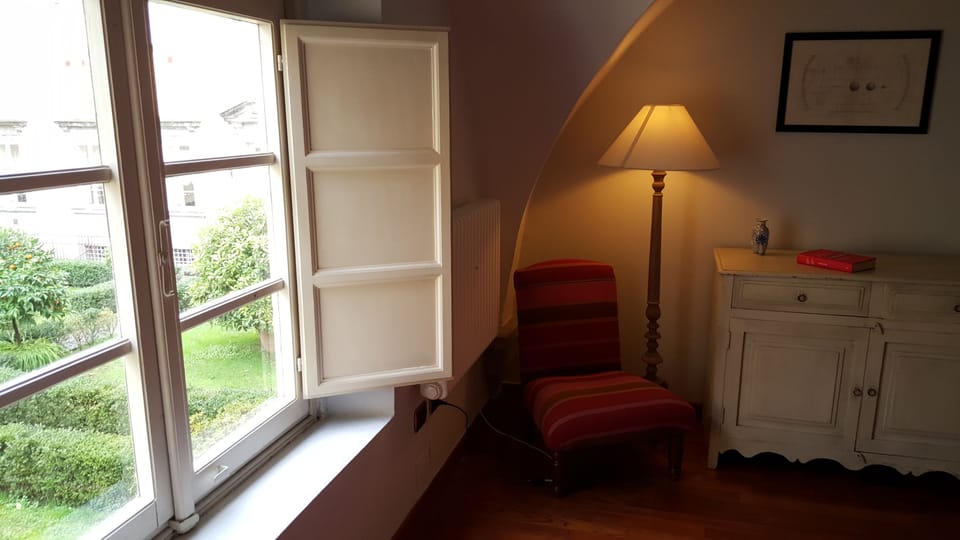 doouble bedroom: view on the inner garden