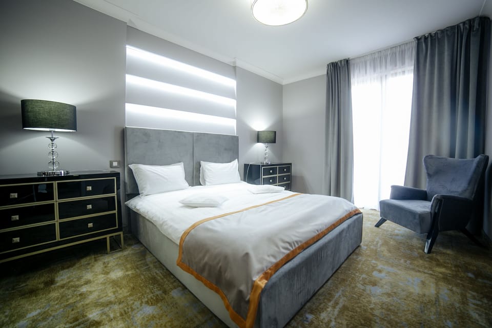 Deluxe Apartment | Minibar, in-room safe, iron/ironing board, free cribs/infant beds