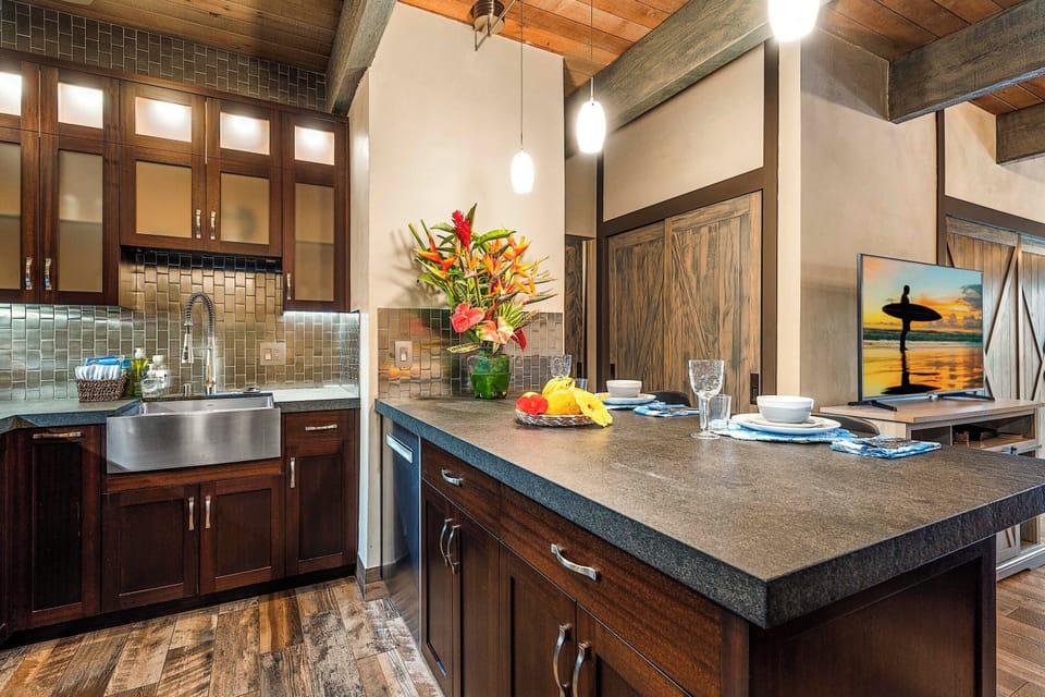 Breakfast Bar/Peninsula for indoor dining