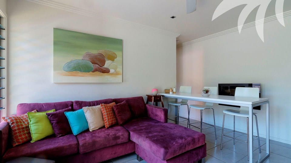 Lounge & Dining Area