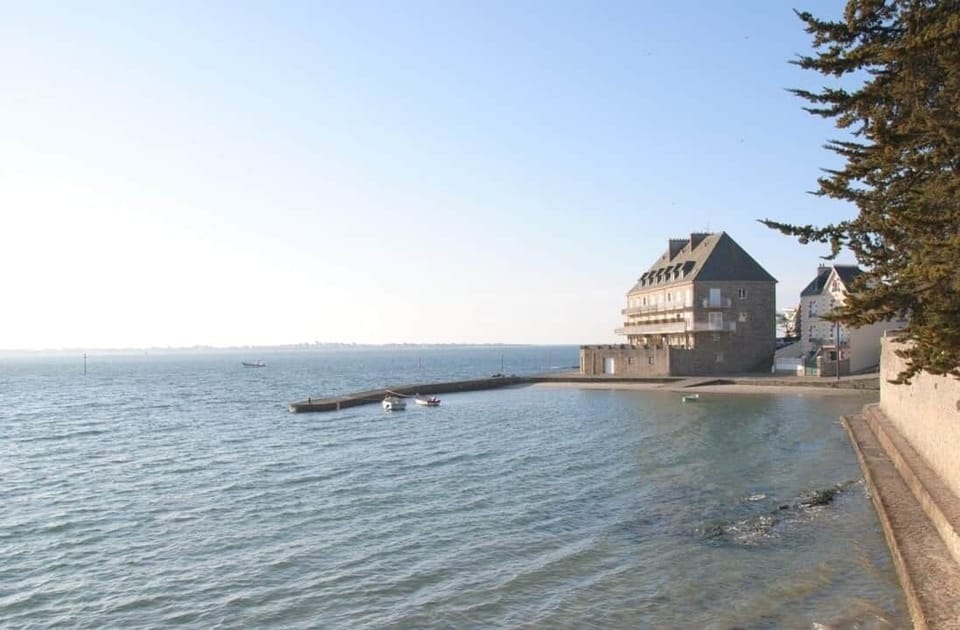 Accès plage immédiat, sans aucune route entre l’immeuble et la mer