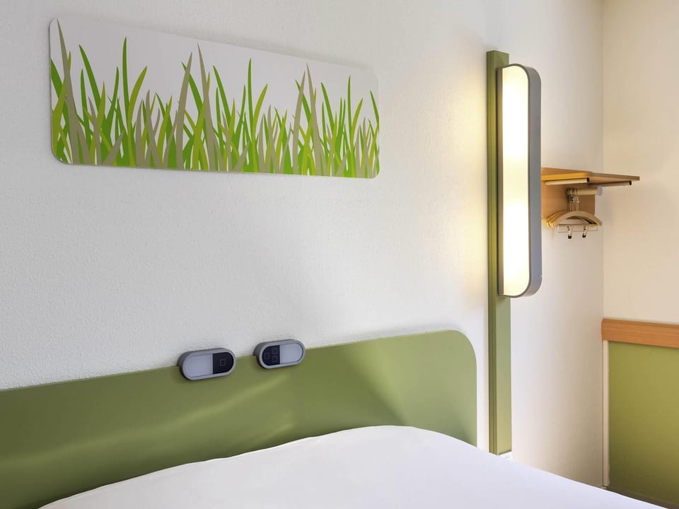 Desk, soundproofing, free WiFi, bed sheets
