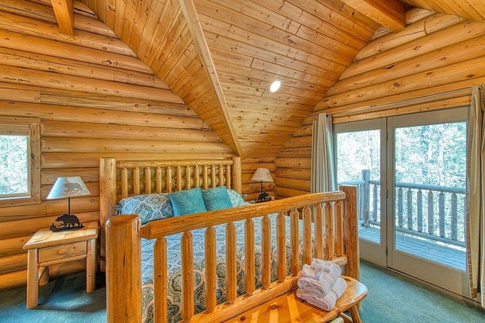 Bedroom 4: Queen Bed