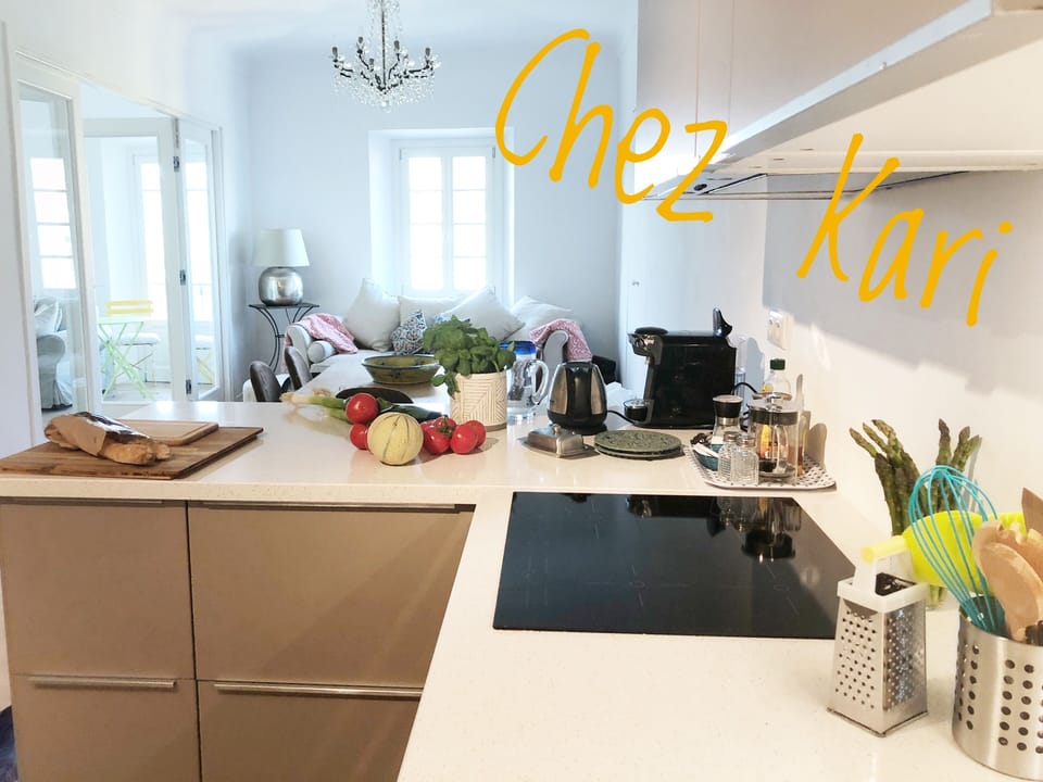 Modern, well equipped kitchen.