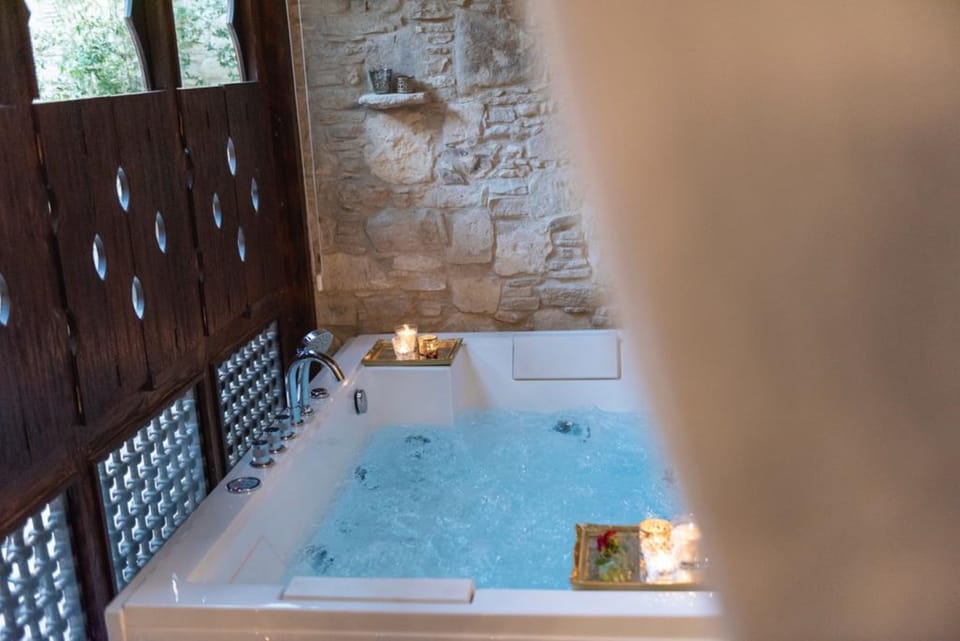 Shiraz Suite | Private spa tub