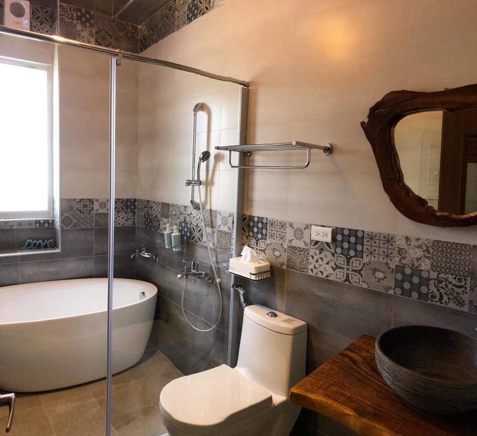 Elite Quadruple Room, Mountain View | Bathroom | Separate tub and shower, free toiletries, hair dryer, towels