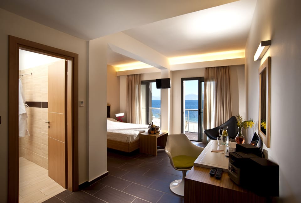 Deluxe Triple Room | Minibar, in-room safe, desk, blackout drapes