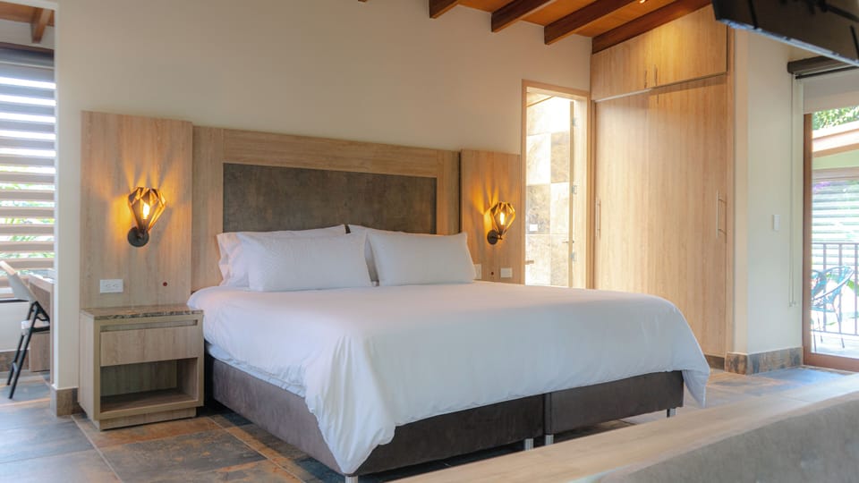 Deluxe Cabin | Egyptian cotton sheets, premium bedding, in-room safe, desk