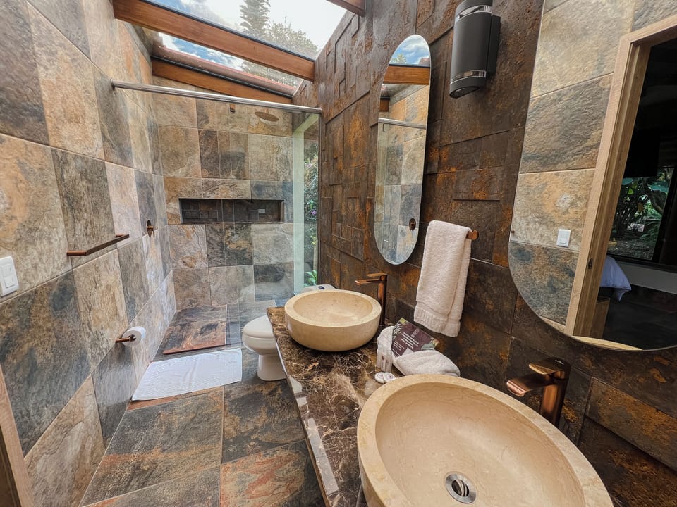 Deluxe Cabin | Bathroom | Shower, rainfall showerhead, free toiletries, hair dryer