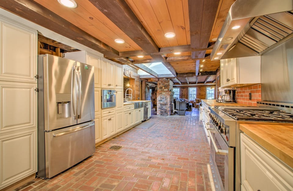 Kitchen fully equipped with cookware