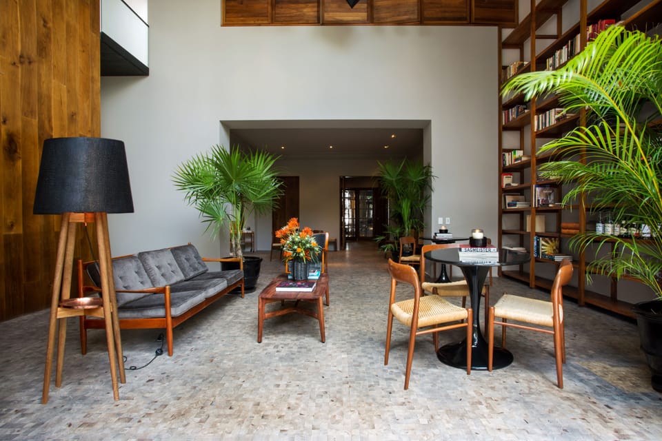 Lobby lounge