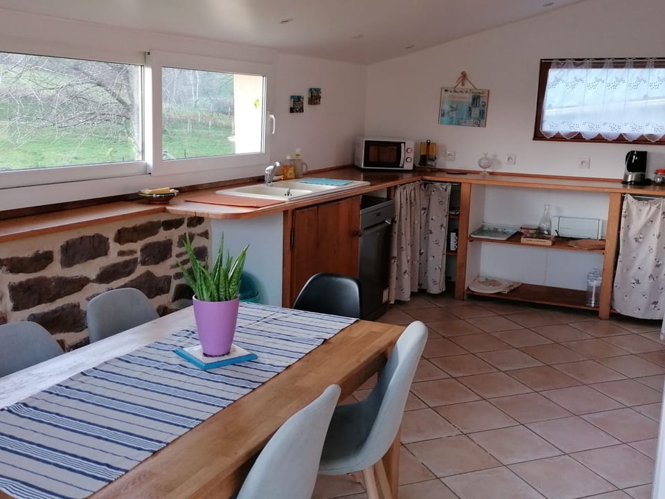 Comfort Cottage, 2 Bedrooms | Private kitchen | Fridge, microwave, oven, stovetop