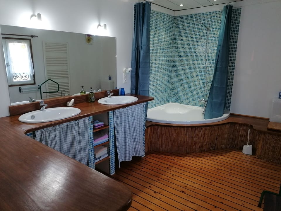 Comfort Cottage, 2 Bedrooms | Bathroom | Shower, hair dryer