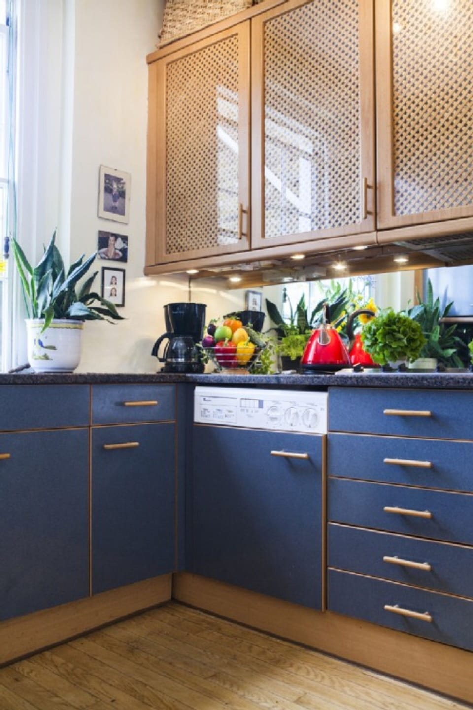 Full kitchen with washing machine -dryer-dishwasher-hob- microwave-oven-fridge