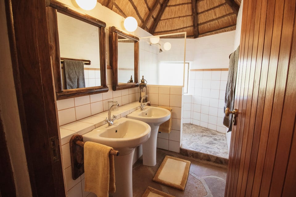 Bungalow | Bathroom | Shower, free toiletries, hair dryer (on request), towels