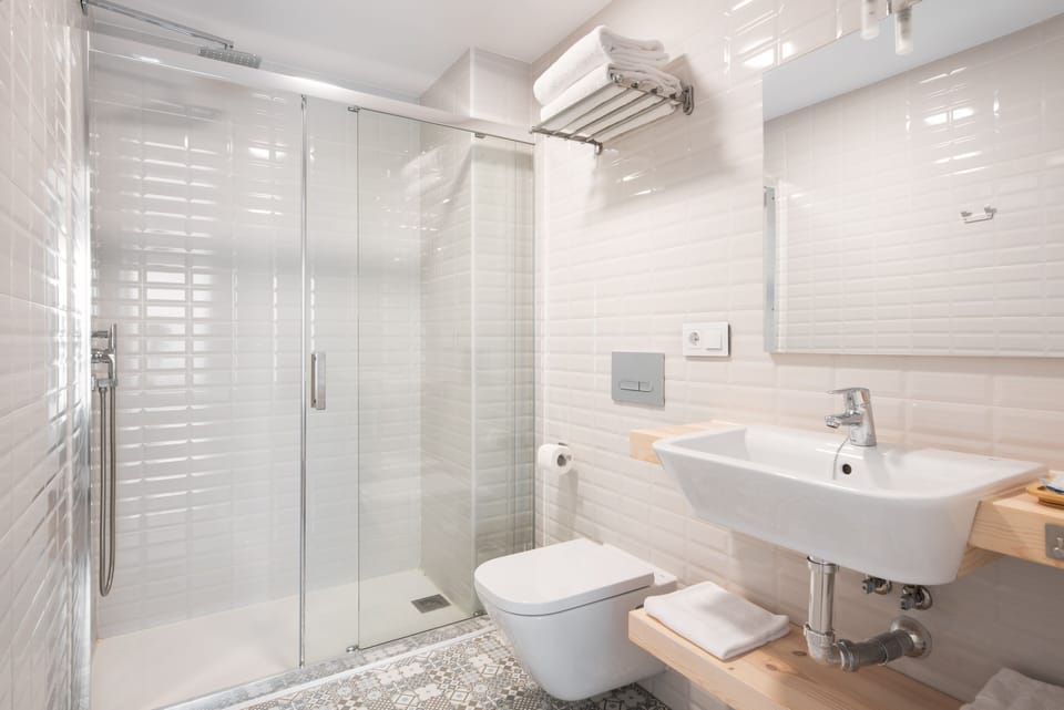 Superior Double or Twin Room | Bathroom | Shower, free toiletries, hair dryer, towels