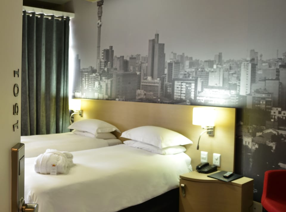 Premium bedding, in-room safe, desk, blackout drapes