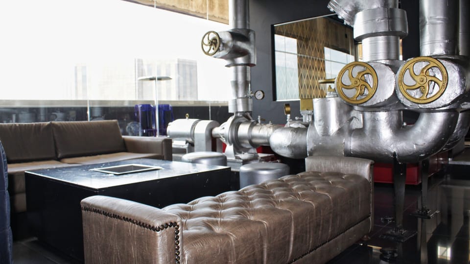 2 bars/lounges
