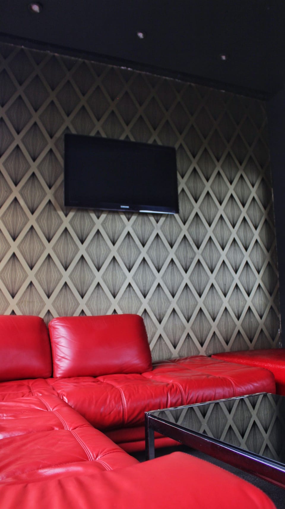 2 bars/lounges