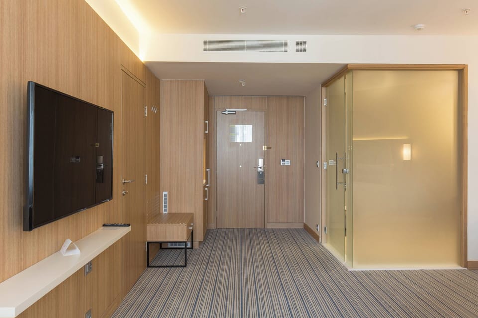 Hypo-allergenic bedding, minibar, in-room safe, desk