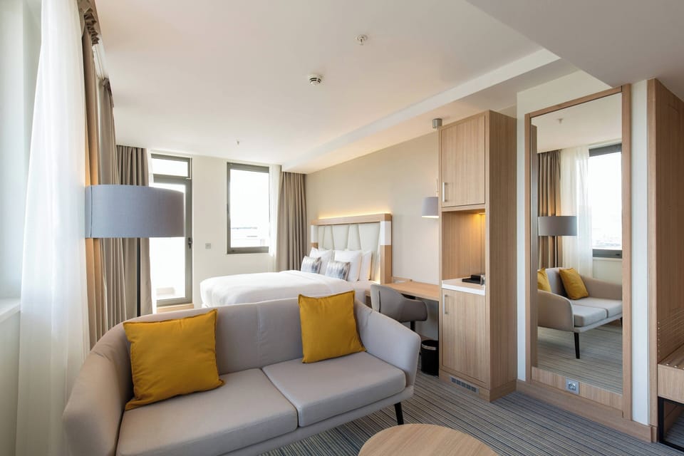 Hypo-allergenic bedding, minibar, in-room safe, desk