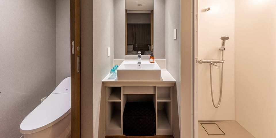 Deluxe Twin Room | Bathroom | Combined shower/tub, hair dryer, electronic bidet, towels