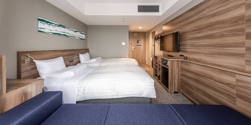 Deluxe Twin Room, Corner | In-room safe, desk, blackout drapes, soundproofing