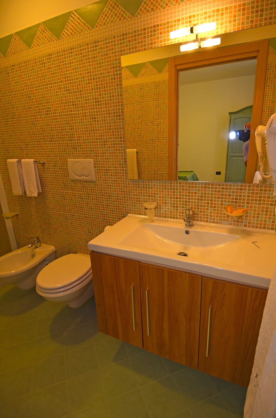 Triple Room, Garden View | Bathroom | Shower, rainfall showerhead, free toiletries, hair dryer