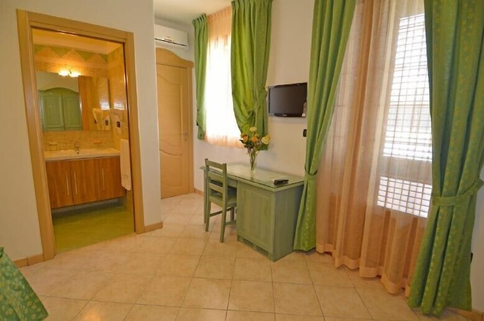 Triple Room, Garden View | Room amenity