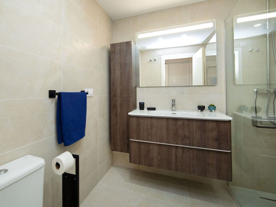 Mirror, Plumbing Fixture, Property, Sink, Tap, Bathroom, Bathroom Cabinet, Building, Interior Design