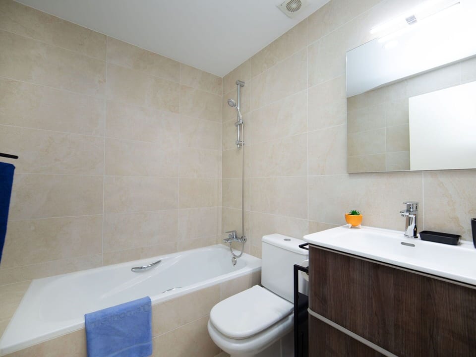 Plumbing Fixture, Property, Building, Mirror, Tap, Bathroom, Bathtub, Interior Design, Architecture